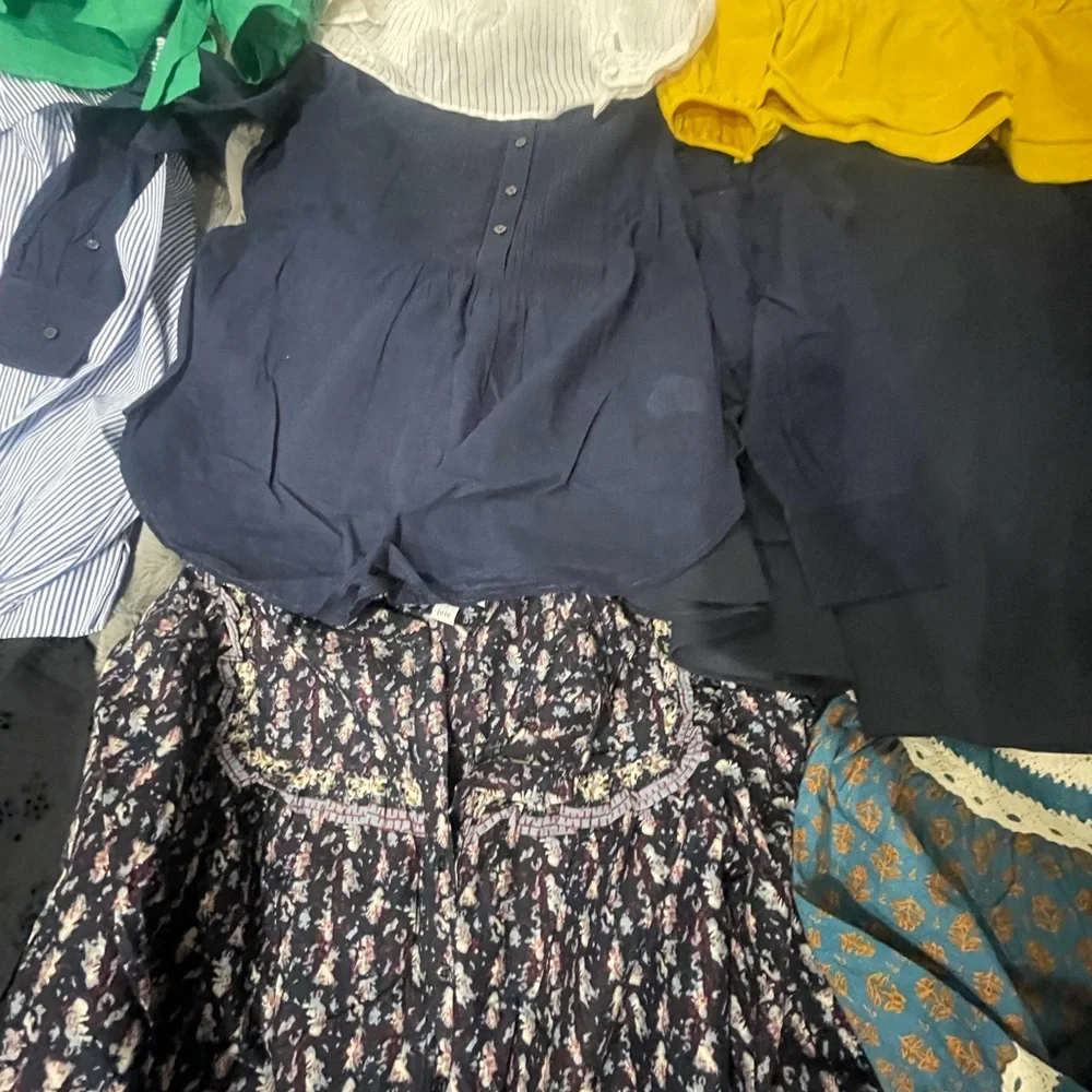 Assorted 16 Women's Blouses Collection - Picture 12 of 16